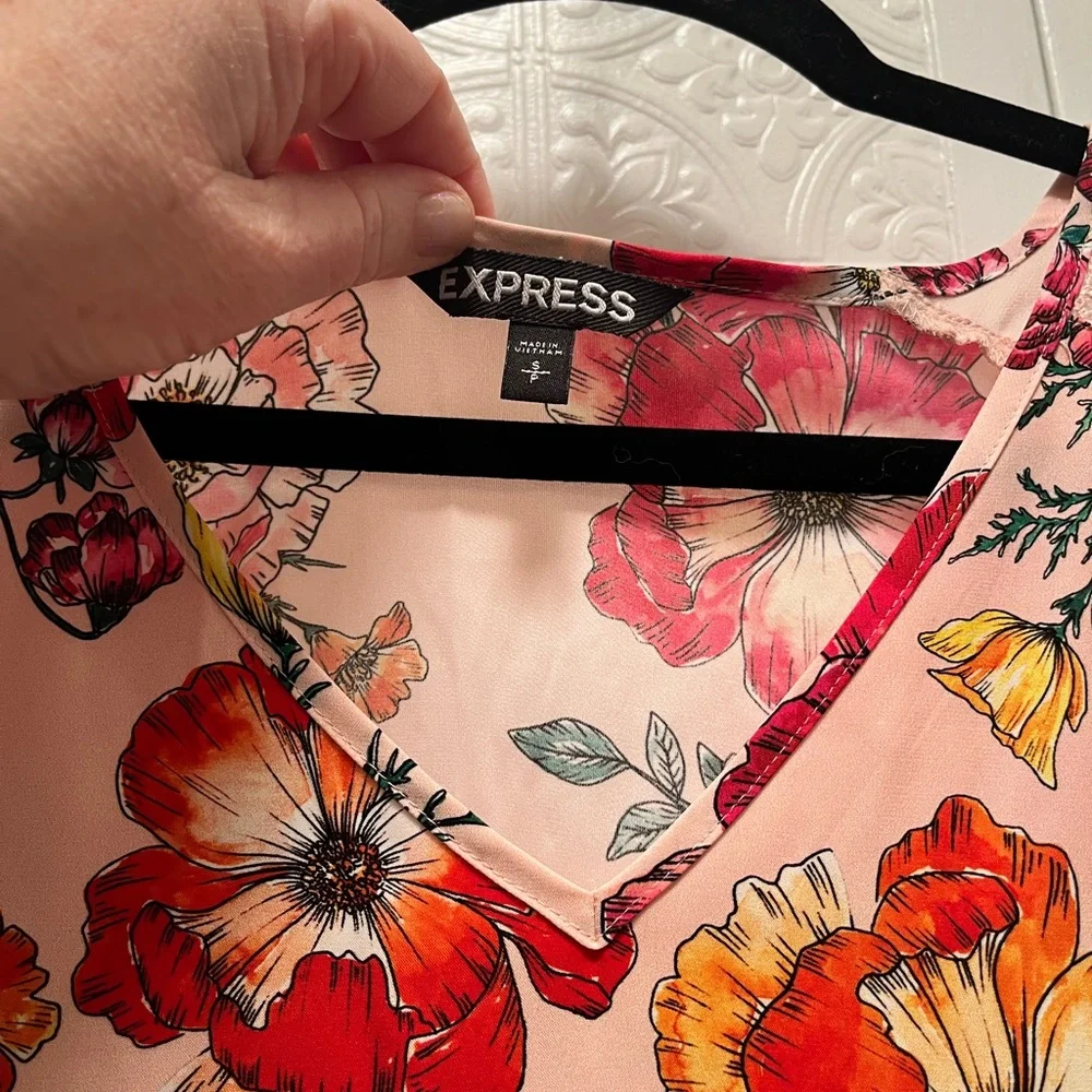 Express Pink Floral Blouse with V-neck Cap Sleeves - Picture 2 of 4